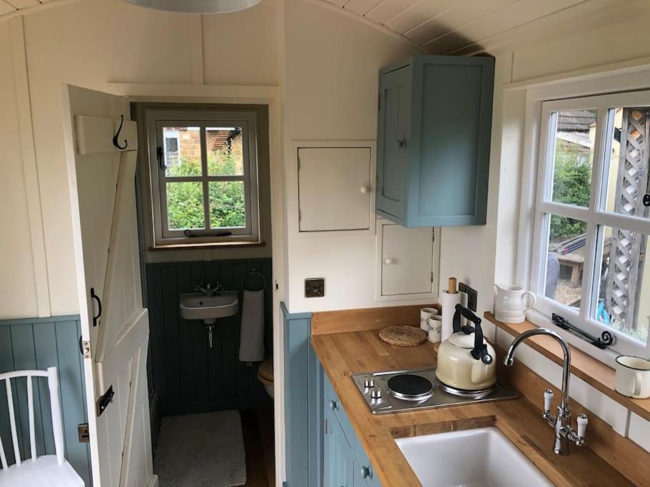 Romantic Shepherds Hut With Stunning Sunsets Hollingbourne Extérieur photo
