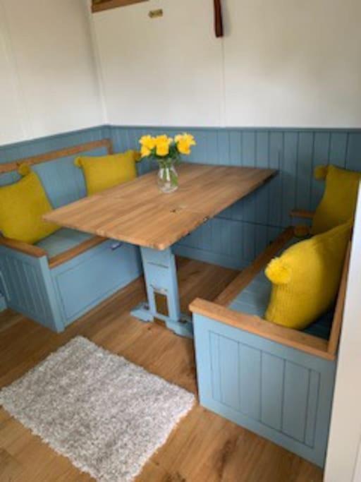 Romantic Shepherds Hut With Stunning Sunsets Hollingbourne Extérieur photo