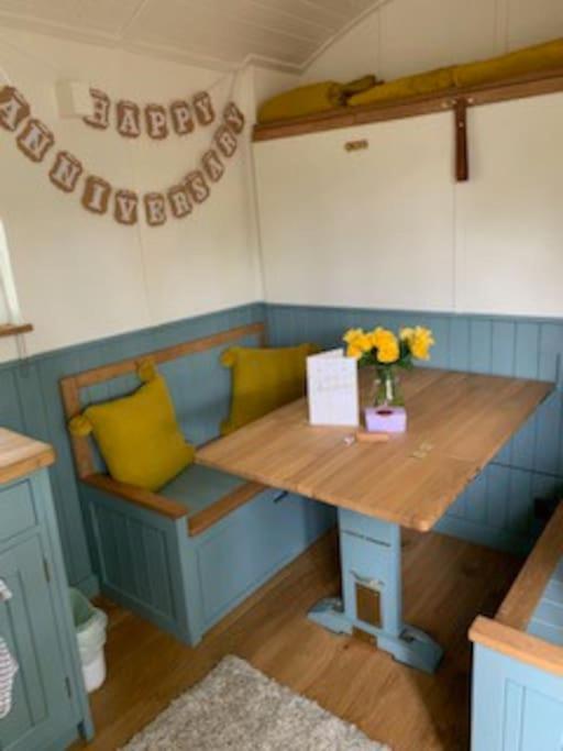 Romantic Shepherds Hut With Stunning Sunsets Hollingbourne Extérieur photo