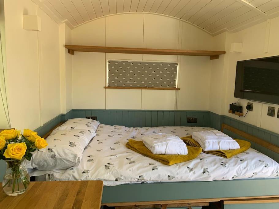 Romantic Shepherds Hut With Stunning Sunsets Hollingbourne Extérieur photo
